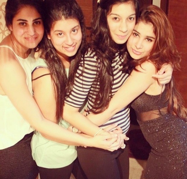 rabia-sidhu-with-her-friends