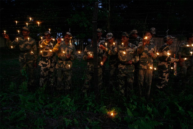soldiers-celebrating-diwali-at-bangladesh-border