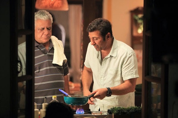 sunny-deol-and-om-puri-cooking