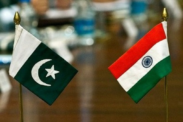 पाकिस्तानी (L) और भारतीय झंडे 18 जून, 2012 को नई दिल्ली में सर क्रीक क्षेत्र में एक भारतीय-पाकिस्तान बैठक के दौरान एक मेज पर खड़े होते हैं। पाकिस्तान और भारत ने अपनी समुद्री सीमा विवाद को सुलझाने के लिए नई दिल्ली में दो दिवसीय वार्ता शुरू की। सर क्रीक क्षेत्र। सर क्रीक, जो पाकिस्तान के सिंध प्रांत के साथ भारतीय राज्य गुजरात के कच्छ क्षेत्र को विभाजित करने वाले अरब सागर में खुलता है, पानी की 96 किलोमीटर की पट्टी है जो भारत और पाकिस्तान के बीच विवादित है। एएफपी फोटो / प्रकाश सिंह