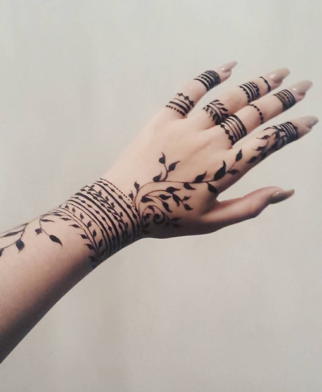 Update more than 82 simple mehndi designs for wrist super hot - seven ...