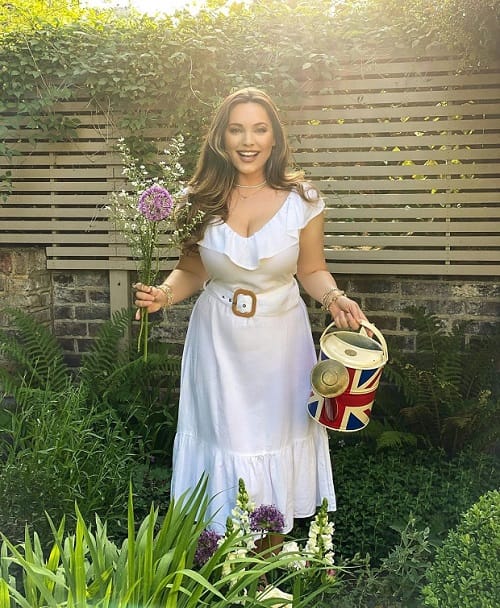 Kelly Brook Has “The Perfect Body” According To Scientists And These Photos  Are Proof