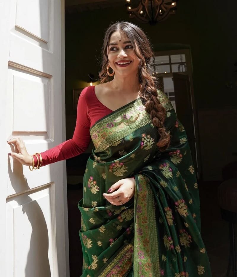 Saree Pose Inspiration | Indian Beauty Saree