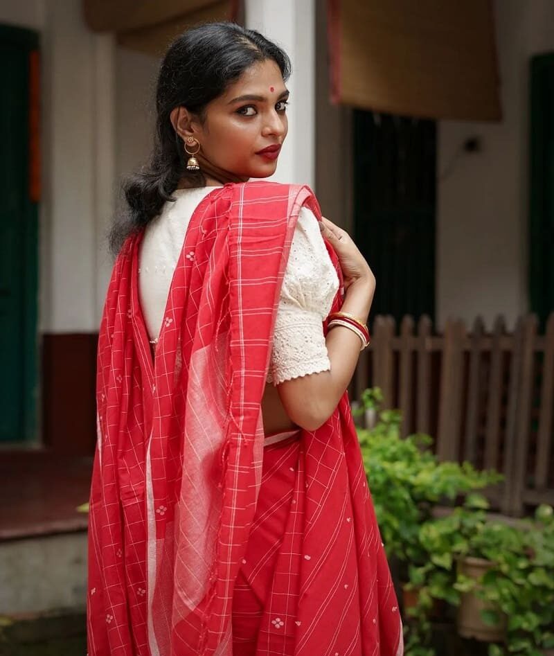 Beautiful Indian young girl in Traditional Saree posing outdoors 4976104  Stock Photo at Vecteezy