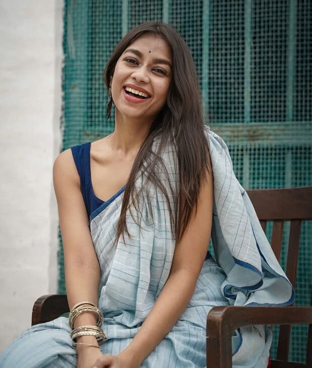 Image of Indian traditional Beautiful Woman Wearing an traditional Saree  And Posing On The Outdoor With a Smile Face-DR050638-Picxy