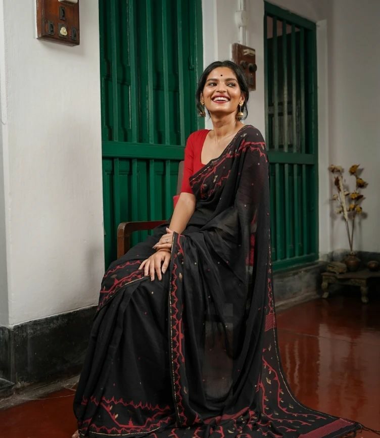The costume of Bengal is not limited to a white sari with a red border, the  men wear a Punjabi dhoti, the women's costume is very elaborate. | देशभूषा:  लाल बॉर्डर वाली