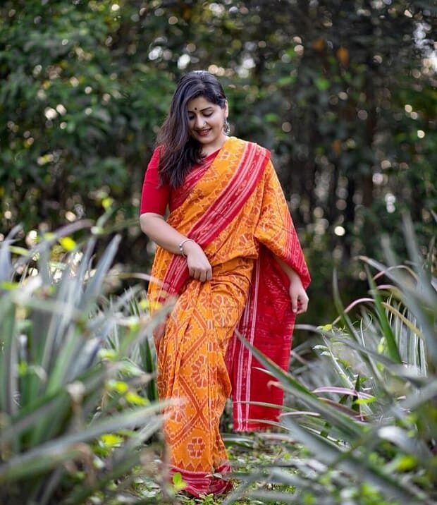 Image of Indian traditional Beautiful Woman Wearing an traditional Saree  And Posing On The Outdoor With a Smile Face-XM121058-Picxy
