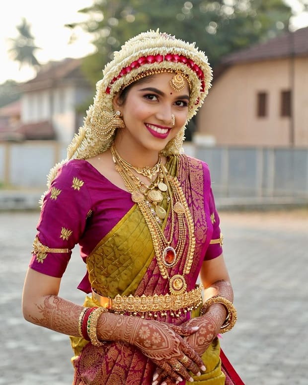 Absolute beauty by kamla Rungasamy - New South indian hairstyle simple and  elegant with few flowers and jewelry | Facebook