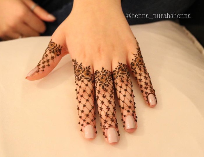mesh finger henna design